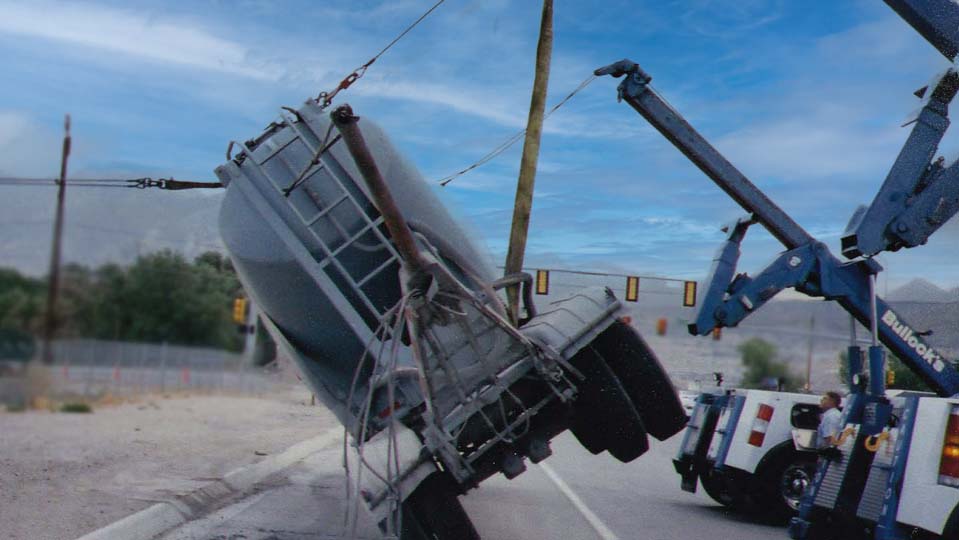 crane serrvice lifting heay overturned truck